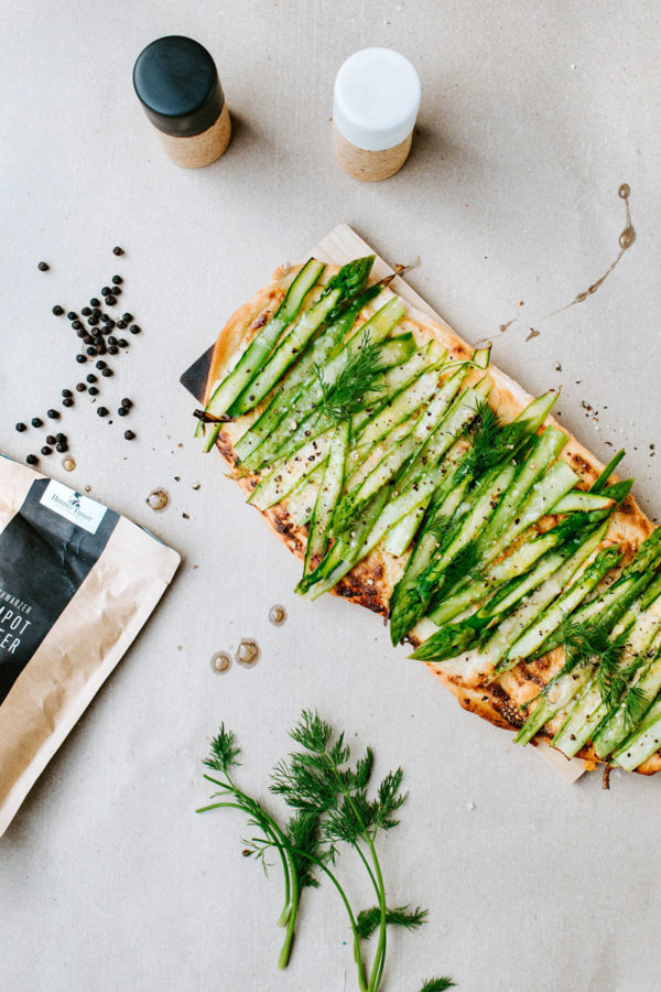 Flatbread mit grünem Spargel, Frischkäse und Dill_6111294daf005.jpeg