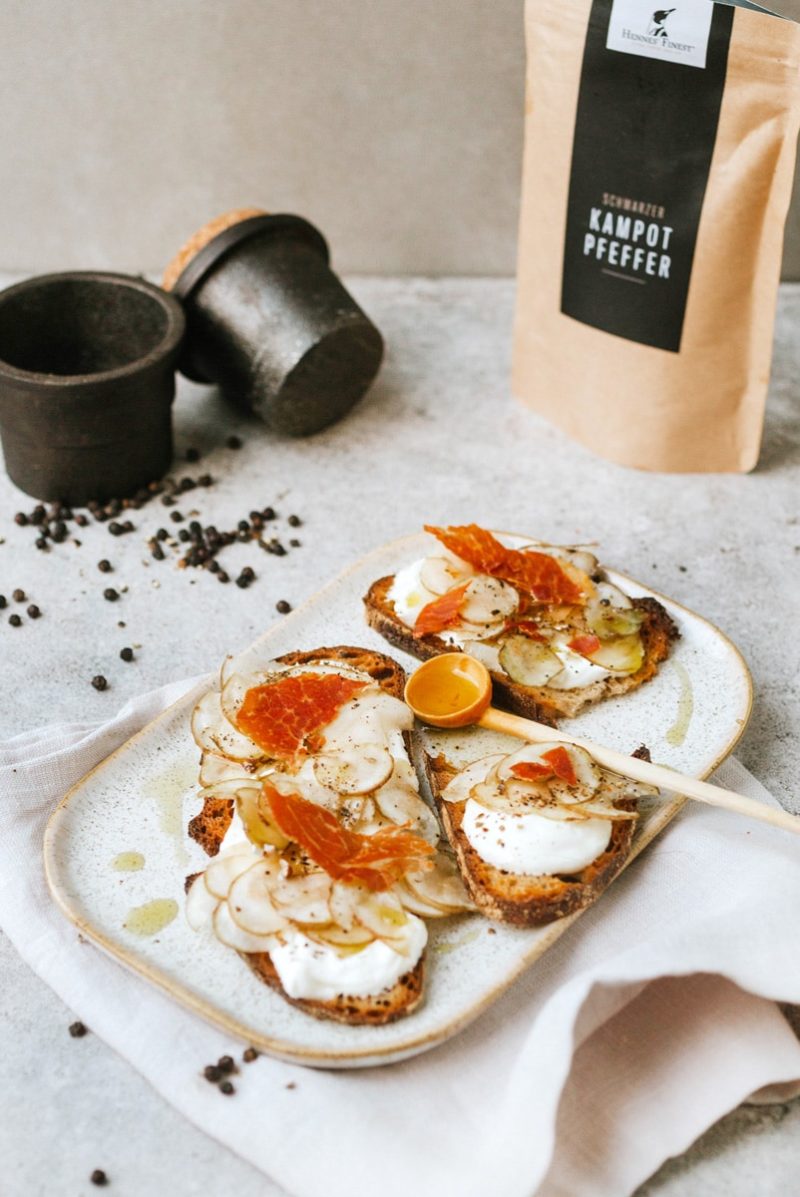 Topinambur-Crostini mit knusprigem Serranoschinken_61112c69837d7.jpeg