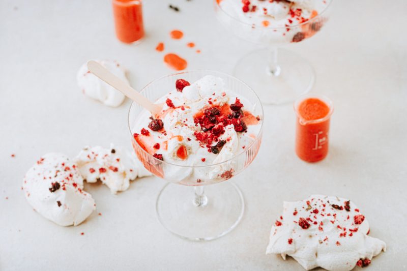 Eton-Mess-Dessert-Baiser-Oster-Kampot-Pfeffer-QUER