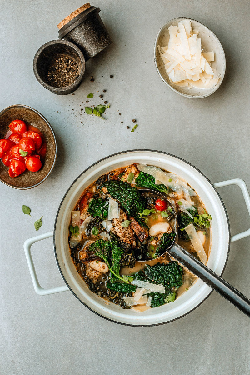 Ribollita-Toskanischer-Eintopf-Bohnensuppe-Kolhsuppe-Pfeffer-Hennes-Finest-1200px