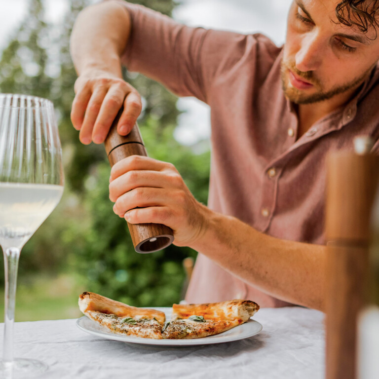 Salzmühle-hochwertig-walnuss-pizza