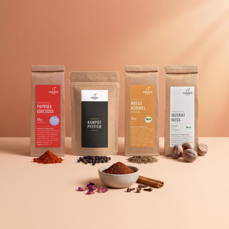 Baharat: Schale mit der Mischung, dahinter die Zutaten Paprika edelsüß, schwarzer Kampot-Pfeffer, Kreuzkümmel und Muskatnuss im Gewürzstudio-Beutel