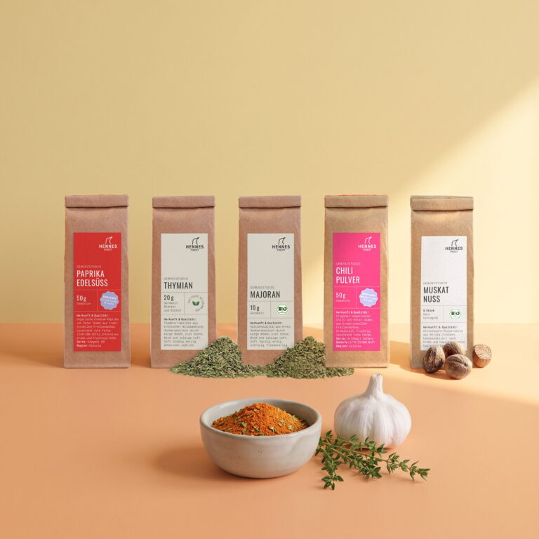 Brathähnchen-Gewürz: Schale mit der Mischung, dahinter die Zutaten Paprika edelsüß, Thymian, Majoran, Chilipulver und Muskatnuss im Gewürzstudio-Beutel