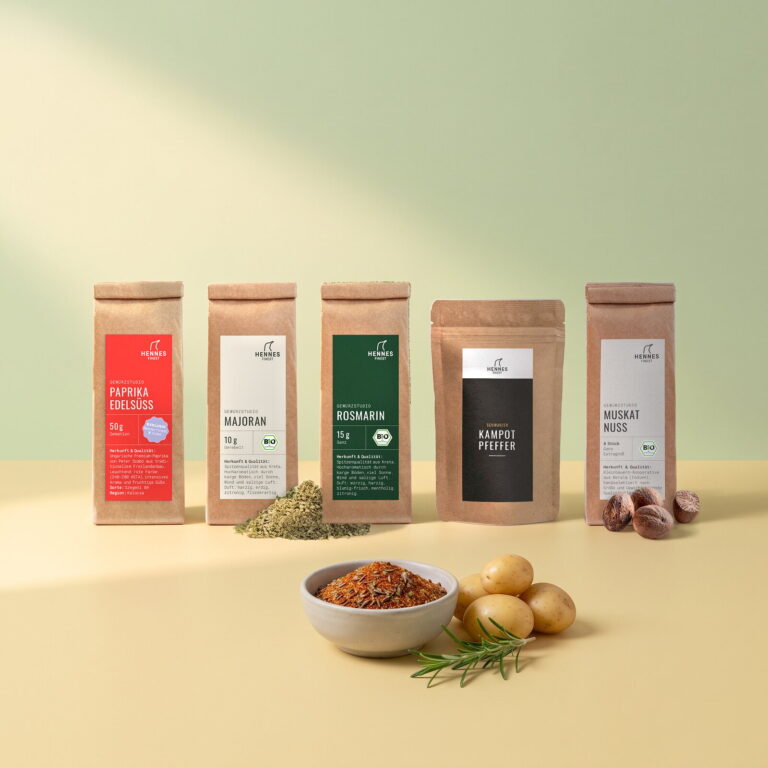 Bratkartoffelgewürz: Schale mit der Mischung, dahinter die Zutaten Paprika edelsüß, Majoran, Rosmarin, schwarzer Kampot-Pfeffer und Muskatnuss im Gewürzstudio-Beutel