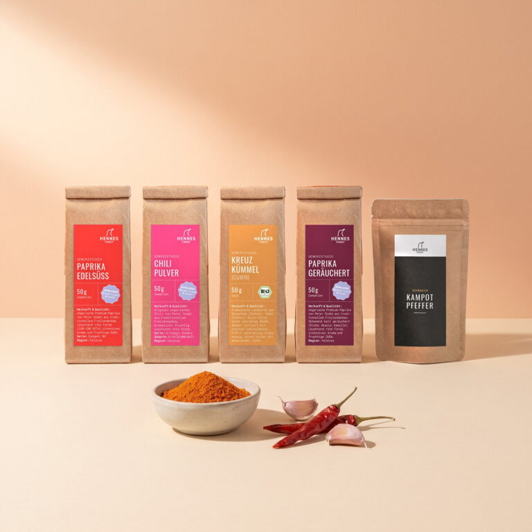 Chakalaka-Gewürz: Schale mit der Mischung, dahinter die Zutaten Paprika edelsüß, Chilipulver, Kreuzkümmel, Paprika geräuchert und schwarzer Kampot-Pfeffer im Gewürzstudio-Beutel