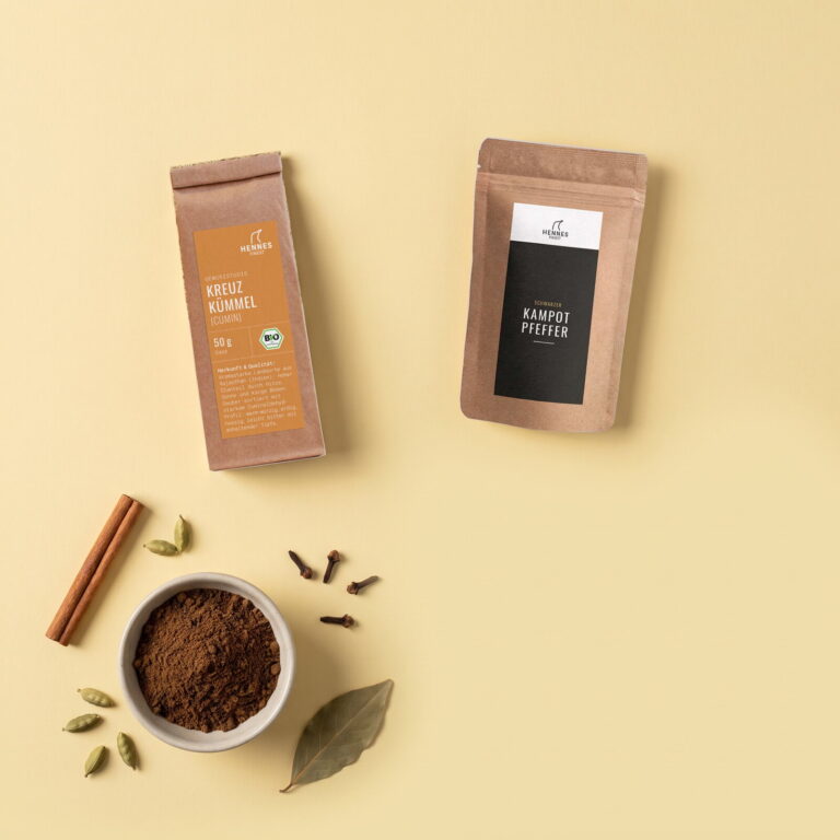 Garam Masala von oben: Schale mit der Mischung und die Zutaten Kreuzkümmel und schwarzer Kampot-Pfeffer im Gewürzstudio-Beutel