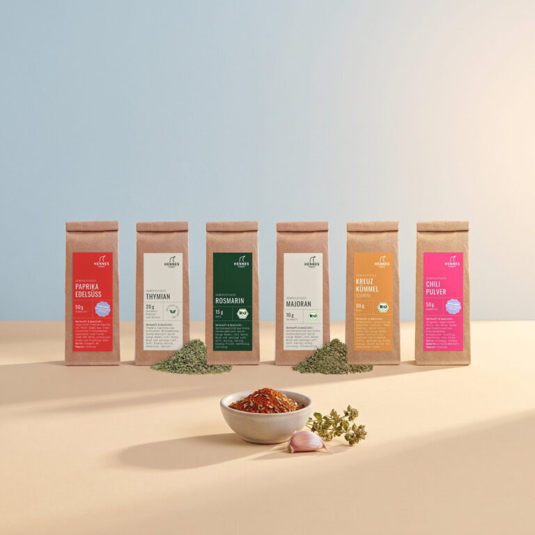 Gyros-Gewürz: Schale mit der Mischung, dahinter die Zutaten Paprika edelsüß, Thymian, Rosmarin, Majoran, Kreuzkümmel und Chilipulver im Gewürzstudio-Beutel