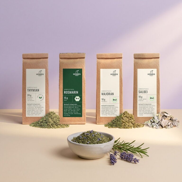 Kräuter der Provence: Schale mit der Mischung, dahinter die Zutaten Thymian, Rosmarin, Majoran und Salbei im Gewürzstudio-Beutel