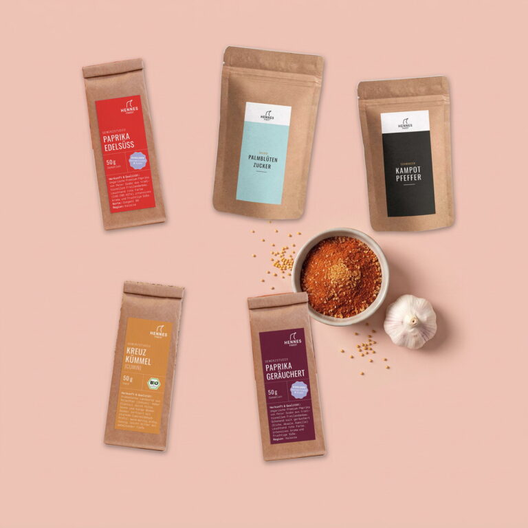 Magic Dust von oben: Schale mit der Mischung und die Zutaten Paprika edelsüß, wilder Palmblütenzucker, schwarzer Kampot-Pfeffer, Kreuzkümmel und Paprika geräuchert im Gewürzstudio-Beutel