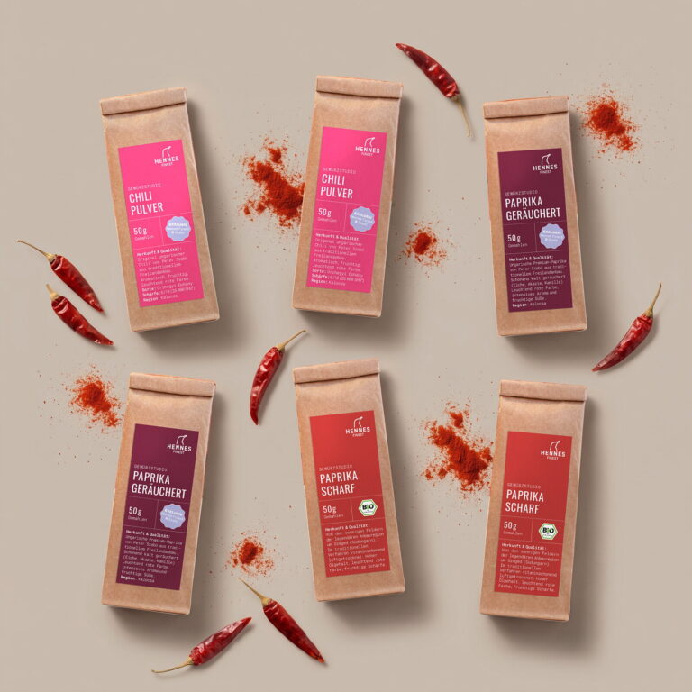 Mix-it-Set Scharf & Rauchig von oben: je zwei Beutel Chilipulver, Paprika geräuchert und Paprika scharf mit getrockneten Chilischoten