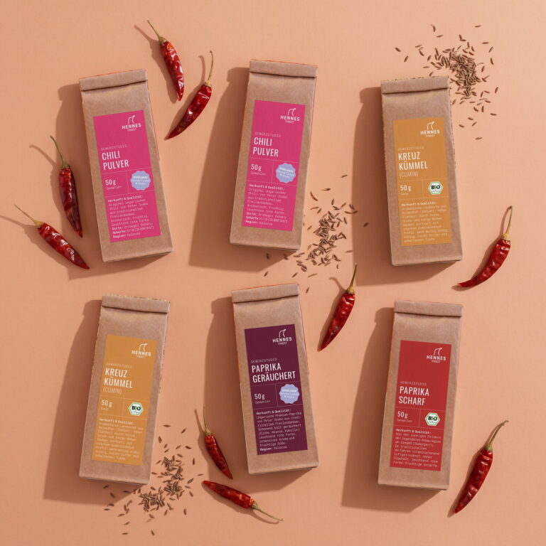 Mix-it-Set Tex-Mex von oben: je zwei Beutel Chilipulver und Kreuzkümmel, dazu Paprika geräuchert und Paprika scharf mit Chilischoten