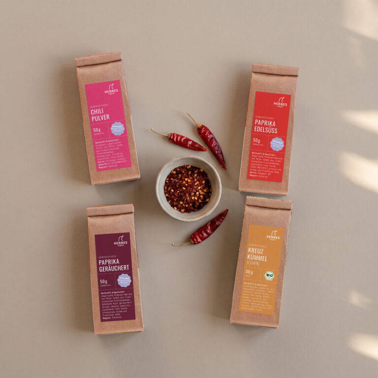 Pul Biber von oben: Schale mit der Mischung und die Zutaten Chilipulver, Paprika edelsüß, Paprika geräuchert und Kreuzkümmel im Gewürzstudio-Beutel