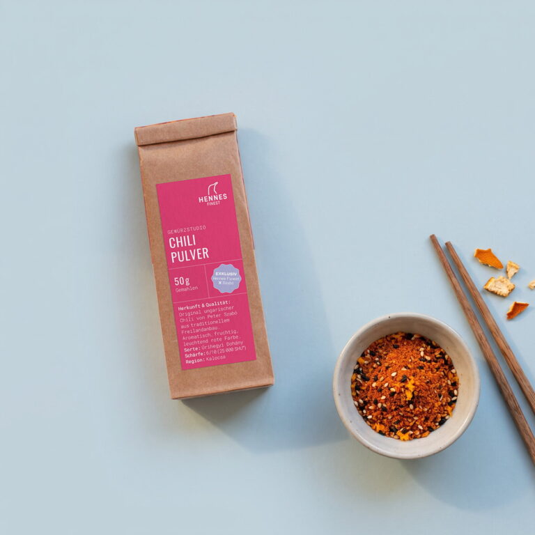 Shichimi Togarashi von oben: Schale mit der Mischung und die Zutat Chilipulver im Gewürzstudio-Beutel